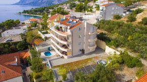 Family friendly apartments with a swimming pool Brela, Makarska - 20066